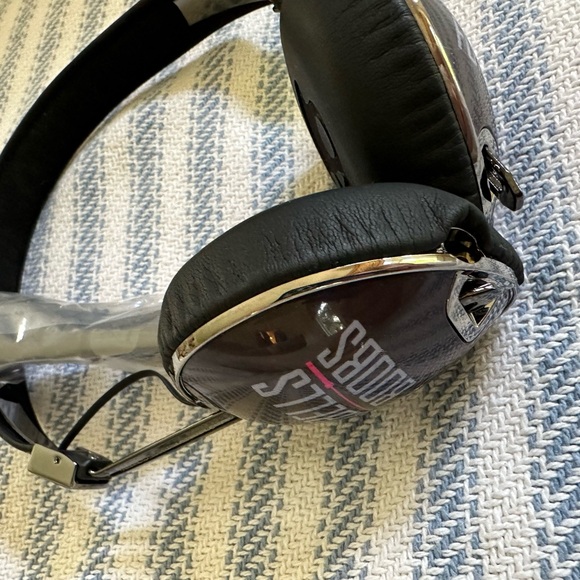 Skullcandy special edition CrossFit Barbells for Boobs headphones over ear - Picture 2 of 6